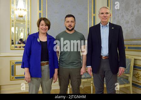 Kiew, Ukraine. 30. August 2022. Der ukrainische Präsident Wolodymyr Zelenskyy posiert mit der US-Senatorin Amy Klobuchar, links, und Rob Portman, rechts, Ko-Vorsitzenden der ukrainischen Unterstützungsgruppe im Mariinskyi-Palast am 30. August 2022 in Kiew, Ukraine. Quelle: Sarsenov Daniiar/Ukraine Presidency/Alamy Live News Stockfoto