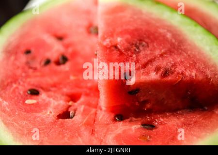 Unschärfe-Effekte für helle Wassermelonen. Nahaufnahme einer frischen, roten Wassermelone. Scheiben Wassermelone. Ukraine, Cherson. Struktur in der Draufsicht. Nicht fokussiert. Stockfoto
