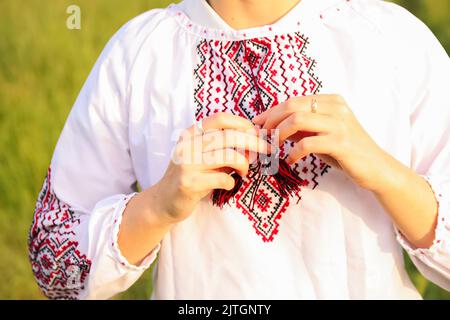 Unschärfe-Prägung ukrainische Muster Hintergrund. Roter und schwarzer ukrainischer Schmuck. Ornamente auf Kleidung gestickt. Ukraine auf weißem Bac gestickt Stockfoto