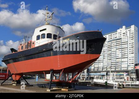 Schiff Stier vor dem Columbus Center in Bremerhaven, Deutschland, Bremerhaven Stockfoto