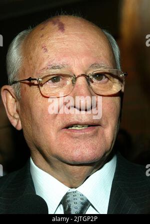 24. März 2004, Los Angeles, Kalifornien, USA: MIKHAIL GORBATSCHOW während der Global Green USA Feier für Mikhail Gorbatschow anlässlich des 10.-jährigen Jubiläums, Empfänger der Millennium Awards 2004. (Bild: Rena Durham/ZUMAPRESS.com) Stockfoto