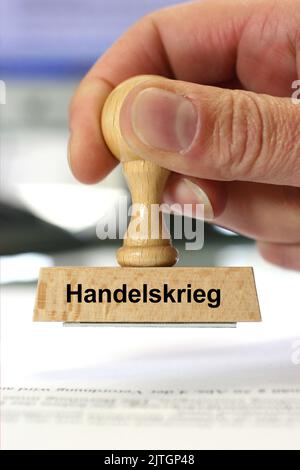 Hand einer Frau mit Briefmarkenbeschriftung Handelskrieg, Handelskrieg, Deutschland Stockfoto
