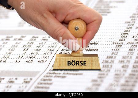 Marke 'Börse, Börse' vor Zeitung mit Aktienkurse Stockfoto