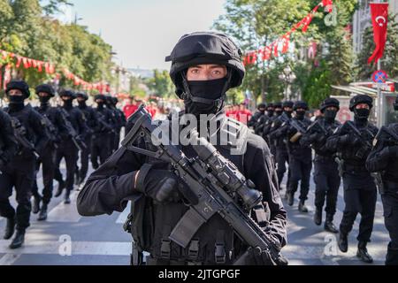 Türkei, 30/08/2022, Ankara, Türkei. 30. August 2022. Der türkische Gendarm marschierte während der Militärparade. Der Tag des Sieges ist ein offizieller und nationaler Feiertag, der jedes Jahr am 30. August in der Türkei und der Türkischen Republik Nordzypern zum Gedenken an die große Offensive begangen wird, die am 30. August 1922 unter Atatürks Kommando in Dumlup?nar mit dem Sieg endete. Am 100.. Jahrestag des Sieges versammelte sich die türkische Armee vor der Großen Nationalversammlung der Türkei (TBMM) und organisierte einen marsch nach Ulus, wo sich die ehemalige große Nationalversammlung der Türkei befand. Kredit: SOPA Images Limited/ Stockfoto