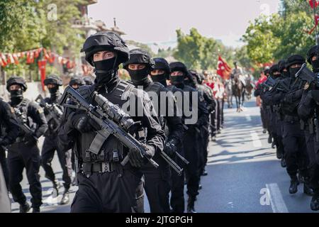 Türkei, 30/08/2022, Ankara, Türkei. 30. August 2022. Der türkische Gendarm marschierte während der Militärparade. Der Tag des Sieges ist ein offizieller und nationaler Feiertag, der jedes Jahr am 30. August in der Türkei und der Türkischen Republik Nordzypern zum Gedenken an die große Offensive begangen wird, die am 30. August 1922 unter Atatürks Kommando in Dumlup?nar mit dem Sieg endete. Am 100.. Jahrestag des Sieges versammelte sich die türkische Armee vor der Großen Nationalversammlung der Türkei (TBMM) und organisierte einen marsch nach Ulus, wo sich die ehemalige große Nationalversammlung der Türkei befand. Kredit: SOPA Images Limited/ Stockfoto