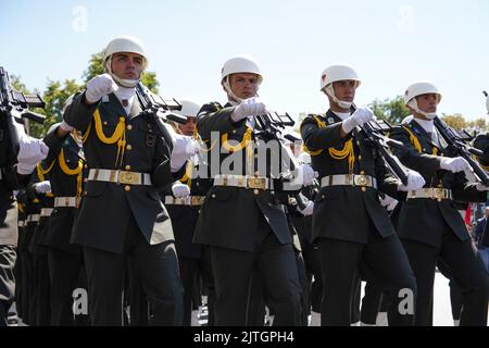 Türkei, 30/08/2022, Ankara, Türkei. 30. August 2022. Türkische Soldaten marschieren während der Militärparade. Der Tag des Sieges ist ein offizieller und nationaler Feiertag, der jedes Jahr am 30. August in der Türkei und der Türkischen Republik Nordzypern zum Gedenken an die große Offensive begangen wird, die am 30. August 1922 unter Atatürks Kommando in Dumlup?nar mit dem Sieg endete. Am 100.. Jahrestag des Sieges versammelte sich die türkische Armee vor der Großen Nationalversammlung der Türkei (TBMM) und organisierte einen marsch nach Ulus, wo sich die ehemalige große Nationalversammlung der Türkei befand. Kredit: SOPA Images Limited/ Stockfoto