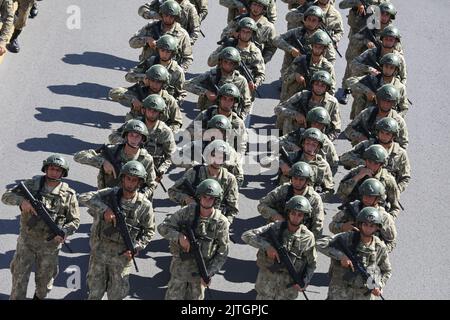 Türkei, 30/08/2022, Ankara, Türkei. 30. August 2022. Türkische Soldaten marschieren während der Militärparade. Der Tag des Sieges ist ein offizieller und nationaler Feiertag, der jedes Jahr am 30. August in der Türkei und der Türkischen Republik Nordzypern zum Gedenken an die große Offensive begangen wird, die am 30. August 1922 unter Atatürks Kommando in Dumlup?nar mit dem Sieg endete. Am 100.. Jahrestag des Sieges versammelte sich die türkische Armee vor der Großen Nationalversammlung der Türkei (TBMM) und organisierte einen marsch nach Ulus, wo sich die ehemalige große Nationalversammlung der Türkei befand. Kredit: SOPA Images Limited/ Stockfoto