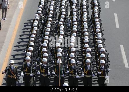 Türkei, 30/08/2022, Ankara, Türkei. 30. August 2022. Türkische Soldaten marschieren während der Militärparade. Der Tag des Sieges ist ein offizieller und nationaler Feiertag, der jedes Jahr am 30. August in der Türkei und der Türkischen Republik Nordzypern zum Gedenken an die große Offensive begangen wird, die am 30. August 1922 unter Atatürks Kommando in Dumlup?nar mit dem Sieg endete. Am 100.. Jahrestag des Sieges versammelte sich die türkische Armee vor der Großen Nationalversammlung der Türkei (TBMM) und organisierte einen marsch nach Ulus, wo sich die ehemalige große Nationalversammlung der Türkei befand. Kredit: SOPA Images Limited/ Stockfoto