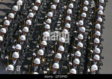 Türkei, 30/08/2022, Ankara, Türkei. 30. August 2022. Türkische Soldaten marschieren während der Militärparade. Der Tag des Sieges ist ein offizieller und nationaler Feiertag, der jedes Jahr am 30. August in der Türkei und der Türkischen Republik Nordzypern zum Gedenken an die große Offensive begangen wird, die am 30. August 1922 unter Atatürks Kommando in Dumlup?nar mit dem Sieg endete. Am 100.. Jahrestag des Sieges versammelte sich die türkische Armee vor der Großen Nationalversammlung der Türkei (TBMM) und organisierte einen marsch nach Ulus, wo sich die ehemalige große Nationalversammlung der Türkei befand. Kredit: SOPA Images Limited/ Stockfoto