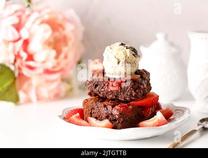 Erdbeer-Brownie und Eis Stockfoto