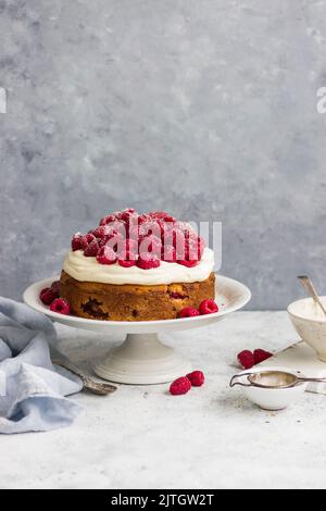 Himbeer- und Sahnetorte auf einem Kuchenständer Stockfoto