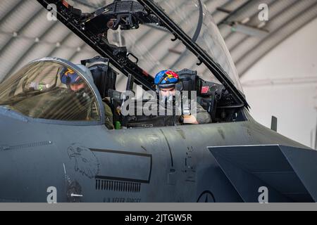 RAF Lakenheath, Suffolk, Großbritannien. 5. August 2022. Die US-Luftwaffe, die dem Kampfgeschwader 492. bei der Royal Air Force Lakenheath, England, zugewiesen wurde, führt vor dem Einsatz auf dem Luftwaffenstützpunkt Åask, Polen, Vorflugkontrollen durch, um die NATO-Luftabschirmbemühungen im August zu unterstützen. 5, 2022. Der 48. Fighter Wing ist engagiert, postured und bereit, in einer zunehmend komplexen Sicherheitsumgebung zu versichern, abzuschrecken und zu verteidigen. Quelle: U.S. Air Force/ZUMA Press Wire Service/ZUMAPRESS.com/Alamy Live News Stockfoto