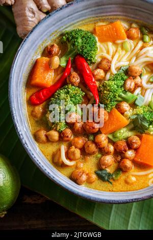 Laksa Nudelsuppe mit Kürbis und Brokkoli, thai-würzige Suppe Stockfoto