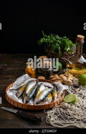 Frischer Fisch und Gewürze für die Zubereitung von Papieren. Indische orientalische Küche Stockfoto