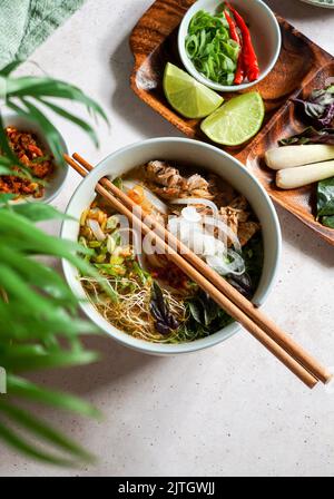 Bun Bo Hue, Bun Bo, vietnamesische Nudelsuppe würzig. Schüssel mit Rindfleisch und Reisvermicelli-Suppe, vietnamesische Nudelküche in Hue Stockfoto