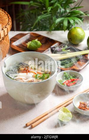 Bun Bo Hue, Bun Bo, vietnamesische Nudelsuppe würzig. Schüssel mit Rindfleisch und Reisvermicelli-Suppe, vietnamesische Nudelküche in Hue Stockfoto