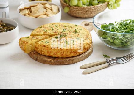 Tortilla de Patatas, spanisches Omelett mit Kartoffeln, typisch spanische Küche Stockfoto