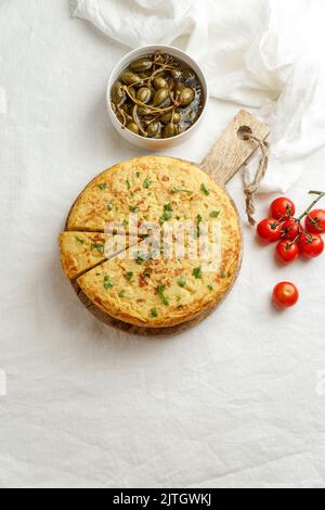 Tortilla de Patatas, spanisches Omelett mit Kartoffeln, typisch spanische Küche Stockfoto