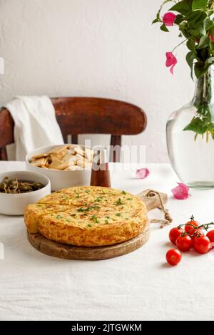 Tortilla de Patatas, spanisches Omelett mit Kartoffeln, typisch spanische Küche Stockfoto