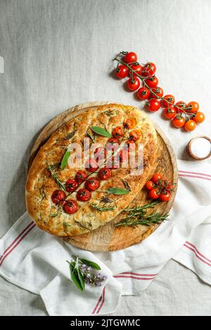 Italienische Focaccia mit Kirschtomaten Stockfoto