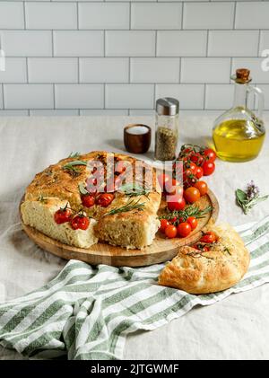 Italienische Focaccia mit Kirschtomaten Stockfoto