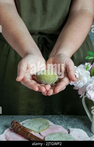 Japanisches Dessert Mochi Vorbereitung mit Matcha Grüntee Pulver und Kirsche, Japanische Teezeremonie Stockfoto