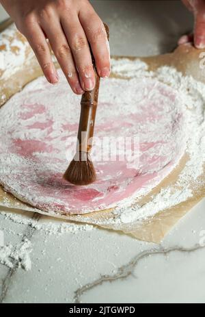 Japanisches Dessert Mochi Vorbereitung mit Matcha Grüntee Pulver und Kirsche, Japanische Teezeremonie Stockfoto