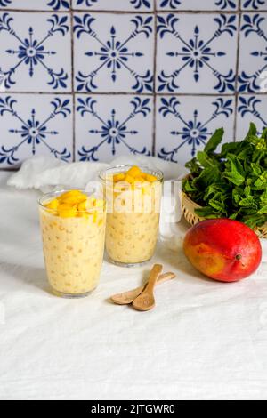 Thai Coconut Mango Sago Pudding - Tapioka Pudding Stockfoto