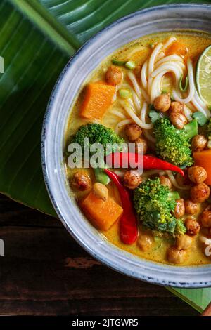 Laksa Nudelsuppe mit Kürbis und Brokkoli, thai-würzige Suppe Stockfoto