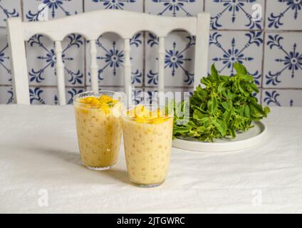 Thai Coconut Mango Sago Pudding - Tapioka Pudding Stockfoto