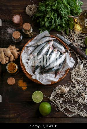 Frischer Fisch und Gewürze für die Zubereitung von Papieren. Indische orientalische Küche Stockfoto