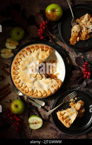 Scheiben veganer Obstkuchen, gefüllt mit Zimtäpfeln. Stockfoto