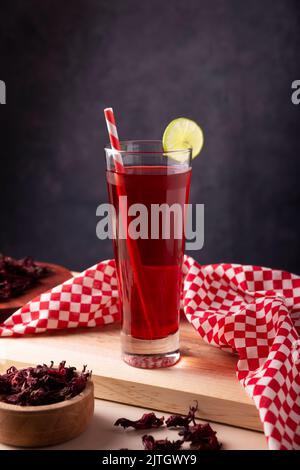 Agua de jamaica. Ibiscus-Tee aus roselle-Blume (Hibiscus sabdariffa). Kann sowohl heiß als auch kalt verzehrt werden. Sehr beliebtes Getränk in M Stockfoto