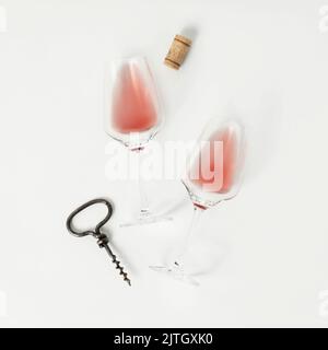 Rosenwein in Gläsern. Flache Weingläser mit Rosenwein auf weißem Hintergrund, Draufsicht. Weinprobe, Weingut, flach liegend Stockfoto