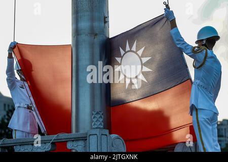 Taipri, Taipei, Taiwan. 31. August 2022. Die Ehrenwachen der Militärs halten am Morgen eine Zeremonie zur Flaggenanhebung auf dem Liberty Square in Taipei, Taiwan, ab, während die Bedrohungen aus China immer stärker werden. Die selbstregierende Insel hat die Aktivitäten der chinesischen VBA in der Nähe ihrer Gewässer deutlich erhöht und gleichzeitig ihre Beziehungen zu den USA, dem Vereinigten Königreich, Kanada, Australien, Japan und anderen Orten in Europa wie der Ukraine, Litauen und der Slowakei gefördert. (Bild: © Daniel Ceng Shou-Yi/ZUMA Press Wire) Stockfoto