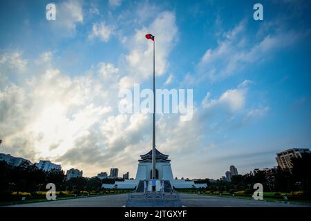 Taipri, Taipei, Taiwan. 31. August 2022. Die Ehrenwachen der Militärs halten am Morgen eine Zeremonie zur Flaggenanhebung auf dem Liberty Square in Taipei, Taiwan, ab, während die Bedrohungen aus China immer stärker werden. Die selbstregierende Insel hat die Aktivitäten der chinesischen VBA in der Nähe ihrer Gewässer deutlich erhöht und gleichzeitig ihre Beziehungen zu den USA, dem Vereinigten Königreich, Kanada, Australien, Japan und anderen Orten in Europa wie der Ukraine, Litauen und der Slowakei gefördert. (Bild: © Daniel Ceng Shou-Yi/ZUMA Press Wire) Stockfoto