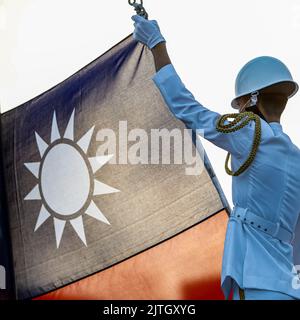 Taipri, Taipei, Taiwan. 31. August 2022. Die Ehrenwachen der Militärs halten am Morgen eine Zeremonie zur Flaggenanhebung auf dem Liberty Square in Taipei, Taiwan, ab, während die Bedrohungen aus China immer stärker werden. Die selbstregierende Insel hat die Aktivitäten der chinesischen VBA in der Nähe ihrer Gewässer deutlich erhöht und gleichzeitig ihre Beziehungen zu den USA, dem Vereinigten Königreich, Kanada, Australien, Japan und anderen Orten in Europa wie der Ukraine, Litauen und der Slowakei gefördert. (Bild: © Daniel Ceng Shou-Yi/ZUMA Press Wire) Stockfoto