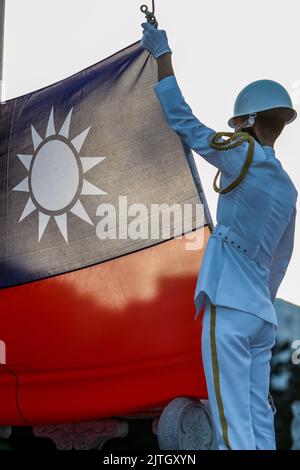 Taipri, Taipei, Taiwan. 31. August 2022. Die Ehrenwachen der Militärs halten am Morgen eine Zeremonie zur Flaggenanhebung auf dem Liberty Square in Taipei, Taiwan, ab, während die Bedrohungen aus China immer stärker werden. Die selbstregierende Insel hat die Aktivitäten der chinesischen VBA in der Nähe ihrer Gewässer deutlich erhöht und gleichzeitig ihre Beziehungen zu den USA, dem Vereinigten Königreich, Kanada, Australien, Japan und anderen Orten in Europa wie der Ukraine, Litauen und der Slowakei gefördert. (Bild: © Daniel Ceng Shou-Yi/ZUMA Press Wire) Stockfoto