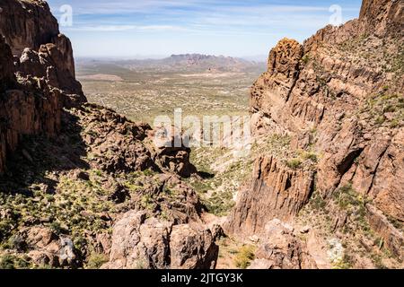 Blick zurück auf den Siphon Draw Trail im Lost Dutchman State Park, Arizona. Phoenix in der Ferne. Stockfoto