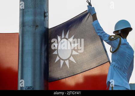 Taipri, Taipei, Taiwan. 31. August 2022. Die Ehrenwachen der Militärs halten am Morgen eine Zeremonie zur Flaggenanhebung auf dem Liberty Square in Taipei, Taiwan, ab, während die Bedrohungen aus China immer stärker werden. Die selbstregierende Insel hat die Aktivitäten der chinesischen VBA in der Nähe ihrer Gewässer deutlich erhöht und gleichzeitig ihre Beziehungen zu den USA, dem Vereinigten Königreich, Kanada, Australien, Japan und anderen Orten in Europa wie der Ukraine, Litauen und der Slowakei gefördert. (Bild: © Daniel Ceng Shou-Yi/ZUMA Press Wire) Stockfoto