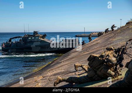 Russaro, Finnland. 12. August 2022. U.S. Marines with Golf Company, Battalion Landing Team 2/6, 22. Marine Expeditionary Unit (MEU), steigen während einer Inselbeschlagnahmung auf Russaro Island, Finnland, am 12. August 2022 ein amphibisches Angriffsschiff der Klasse U700 Jehu aus. Die Kearsarge Amphibious Ready Group, die 22. MEU unter dem Kommando und der Kontrolle der Task Force 61/2 einschiffte, befindet sich im geplanten Einsatzgebiet der US Naval Forces Europe, beschäftigt von der US Sixth Fleet, um die Interessen der USA, der Alliierten und der Partner zu verteidigen. (Bild: © U.S. Marines/ZUMA Press Wire Service/ZUMAP Stockfoto