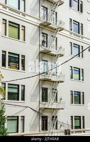 Feuer entweicht an der Außenseite eines Wohnblocks in San Francisco, Kalifornien Stockfoto