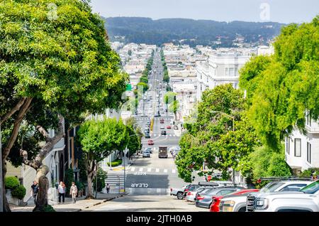 Ein Blick nach Westen auf die Lombard Street in San Francisco, Kalifornien, vom biegsamen Teil der Straße zu einem langen, geraden Abschnitt weiter unten. Stockfoto