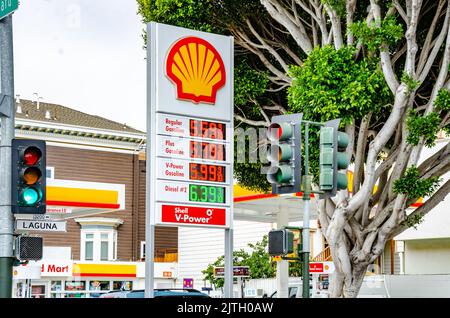 Benzin- oder Benzinpreise, die auf einem Brett am Eingang zum Vorplatz einer Shell-Tankstelle angezeigt werden. Stockfoto