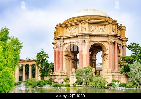 Der Palast der Schönen Künste ist ein Gebäude im Marina District von San Francisco, Kalifornien mit einer zentralen Rotunde. Stockfoto