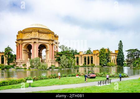 Der Palast der Schönen Künste ist ein Gebäude im Marina District von San Francisco, Kalifornien mit einer zentralen Rotunde. Stockfoto