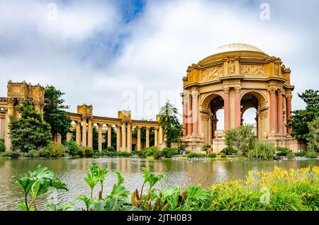 Der Palast der Schönen Künste ist ein Gebäude im Marina District von San Francisco, Kalifornien mit einer zentralen Rotunde. Stockfoto