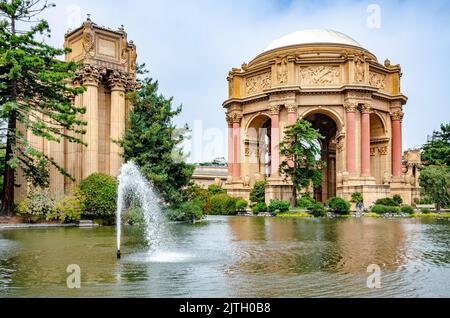 Der Palast der Schönen Künste ist ein Gebäude im Marina District von San Francisco, Kalifornien mit einer zentralen Rotunde. Stockfoto