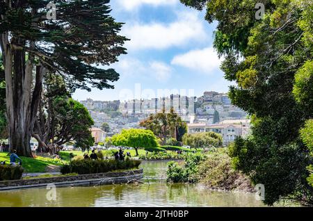 Blick über den See im Palace of Fine Arts in San Francisco, Kalifornien, USA Stockfoto