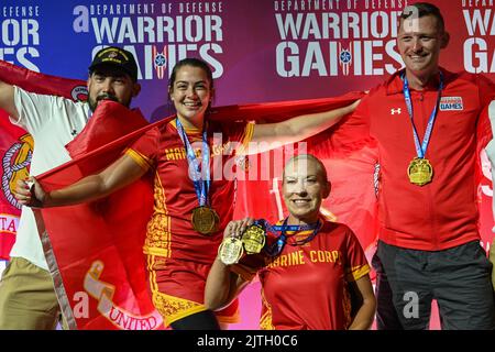 Orlando, Florida, USA. 24. August 2022. Team Marine Corps Athleten posieren für ein Foto bei der Feldmedaillenzeremonie während der 2022 DoD Warrior Games in Orlando, Florida am August. 24, 2022. Die jährliche Veranstaltung feiert die Widerstandsfähigkeit und das Engagement von verletzten, kranken und verletzten US-Dienstmitgliedern und Veteranen. Quelle: U.S. Marines/ZUMA Press Wire Service/ZUMAPRESS.com/Alamy Live News Stockfoto